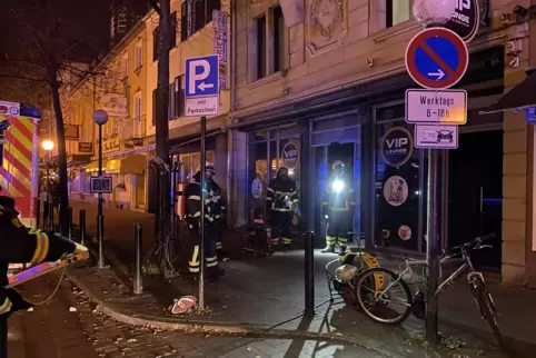 Aufregung vor einem Jahr vorm Café Rücker in der Fruchtmarktstraße. Brandstifter zerstörten die Cocktail- und Shisha-Bar im Erdg