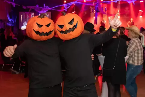 Feiernde Kürbisköpfe 2019: Schon „vor Corona“ bevölkerten Halloween- und Partyfreunde die Stadthalle in Landstuhl. 