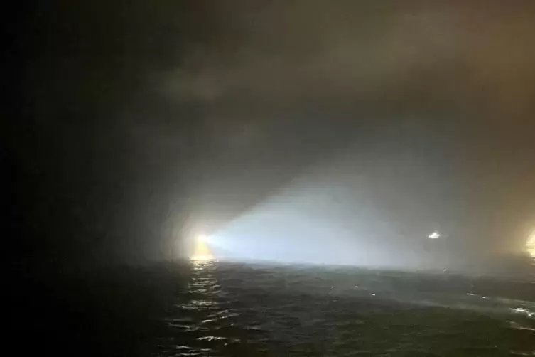 Scheinwerfer suchen das Wasser in der Nähe der Stelle ab, an der das britische Frachtschiff „Verity“ nach einer Kollision mit de
