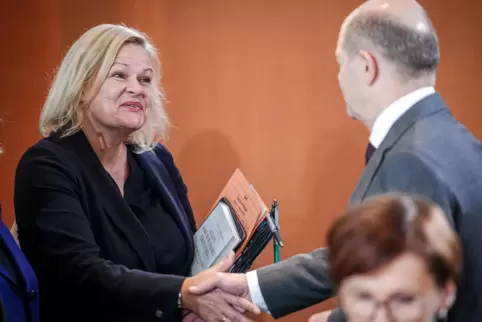Bundeskanzler Olaf Scholz (SPD) begrüßt Nancy Faeser (SPD), Bundesministerin für Inneres und Heimat, zu Beginn der Sitzung des B