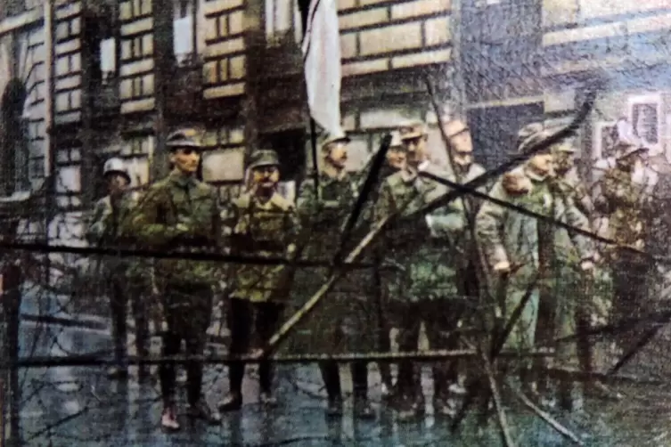 Münchner Putschisten vor Straßenbarrikaden auf ihrem Weg vom Bürgerbräukeller zur Feldherrnhalle.