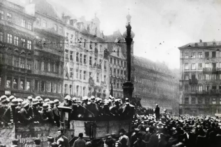 November: Putschisten und eine Menschenmenge auf dem Münchner Marienplatz.