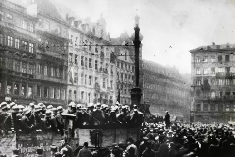 November: Putschisten und eine Menschenmenge auf dem M&uuml;nchner Marienplatz.