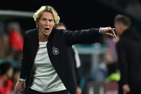 Signalisiert ihre Bereitschaft zur Rückkehr, worauf die Mehrzahl des Teams allenfalls verhalten reagiert: Martina Voss-Tecklenbu