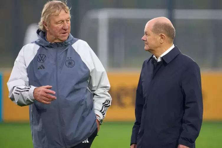 Hoher Besuch am DFB-Campus: Bundeskanzler Olaf Scholz bei Interimsbundestrainer Horst Hrubesch (links). 