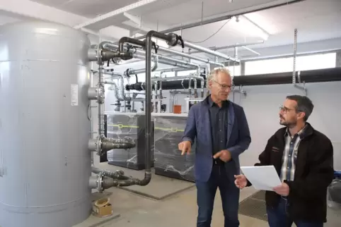 Bürgermeister Axel Wassyl (links) und Projektingenieur Dominik Hoffmann von der Energie Südwest Projektentwicklung GmbH in der E