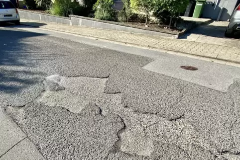 So wie hier sieht die Schillerstraße an mehreren Stellen aus. Ähnlich ist es in der Von-Goethe-Straße. 