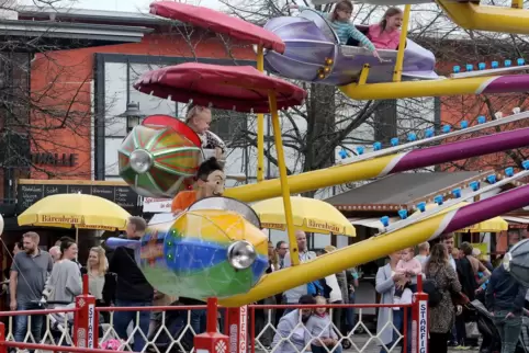 Neben dem üblichen Marktrummel gibt es viel Musik und am verkaufsoffenen Sonntag ein breites Angebot der Händler. 