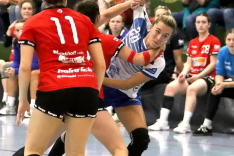 Lisa Motz (am Ball) beim Sieg der SG Ottersheim/Bellheim/Kuhardt/Zeiskam gegen die HSG Lingenfeld. 