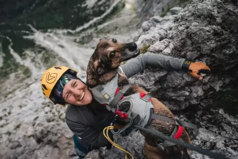 Jacqueline Fritz und ihr Hund Loui. 