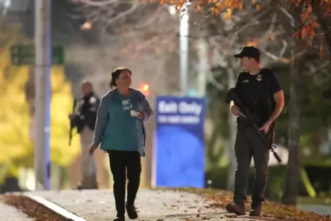 Polizisten mit Sturmgewehren patrouillieren vor dem Central Maine Medical Center wegen eines Schusswaffenangriffs in Lewiston.
