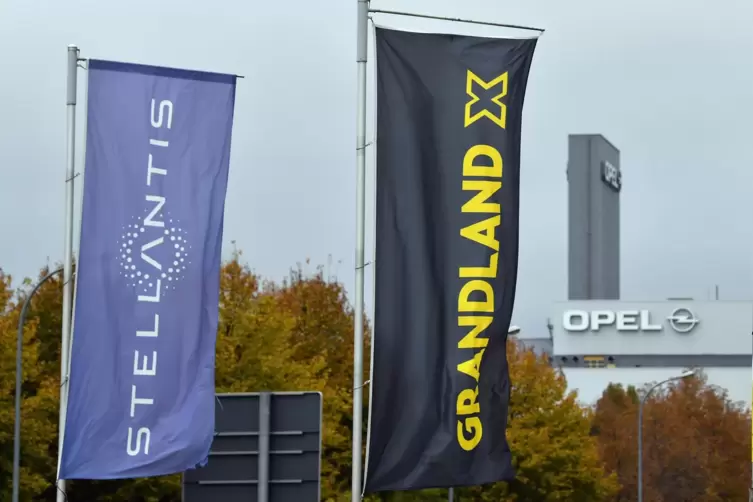 Fahnen der Opel-Mutter Stellantis und des Modells Grandland vor dem Opel-Werk in Eisenach.
