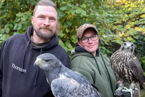 Mit Blaubussard Zeus und Ger-Lannerfalke Maxi: Thorsten und Courtney Iwersen. 