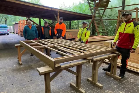 Zur Arbeit der Forstwirte gehört auch das Bauen von Hordengattern. Dazu wird eine Schablone genutzt, zeigen (von links): Ausbild