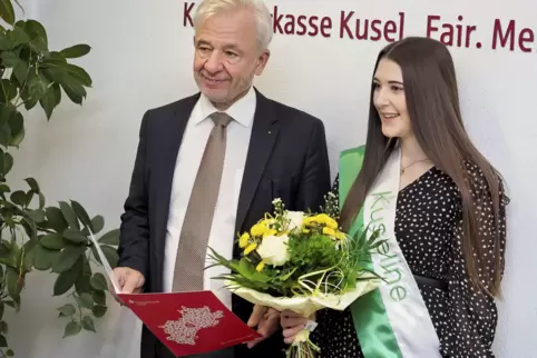 Helmut Käfer überreichte Kuseline Jil Biedinger den Gutschein und einen Blumenstrauß. 