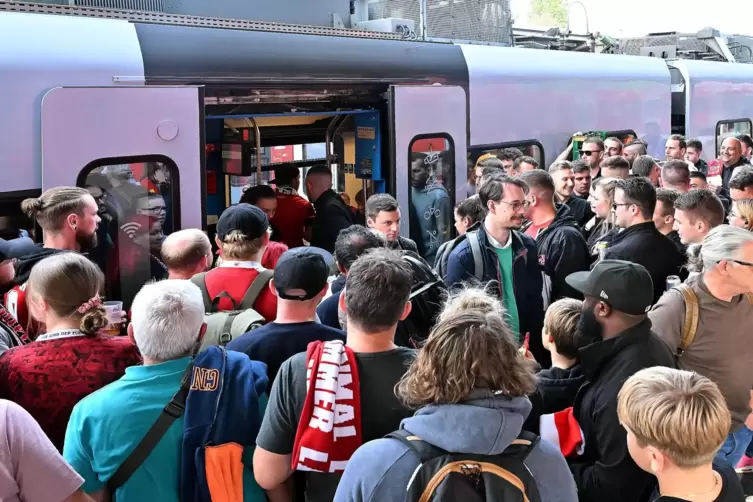 Am Regional-Express bilden sich gro&szlig;e Staus an den wenigen T&uuml;ren.