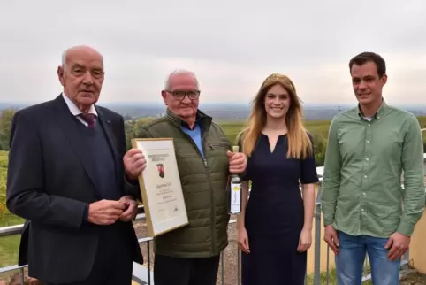 Die Pfälzische Weinkönigin Charlotte Weihl (Mitte) und Kammerpräsident Norbert Schindler (links) mit Edgar und Steffen Geißler a