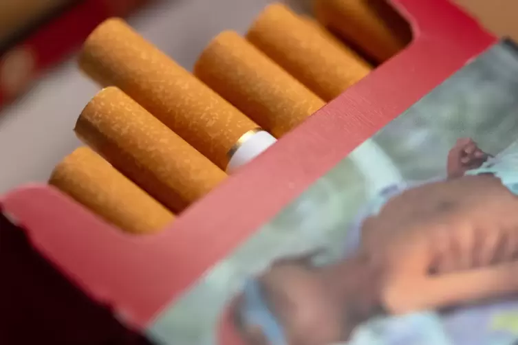Schon länger sind sogenannte Schockbilder auf Zigarettenpackungen vorgeschrieben.