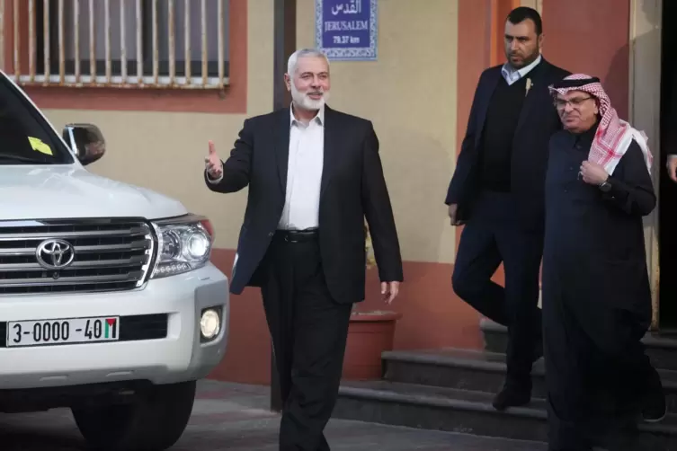Ismail Haniyeh (links), Chef der Hamas, lebt die meiste Zeit in Doha. Hier ist er mit Mohammed al-Amadi, dem Botschafter Katars 