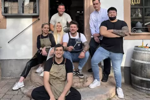 Das Team: Christopher de Martino (vorn), dahinter von links: Michélle Hertz, Sarah Weiß, Carlos Dos Santos, Duc Pham, hintere Re
