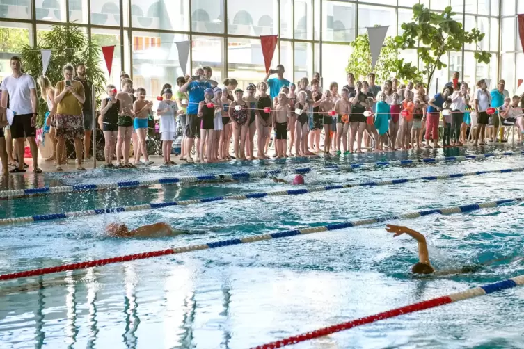 Wegen des Schwimmwettbewerbs am Sonntag im Hallenbad ist dort kein regulärer Badebetrieb möglich. 