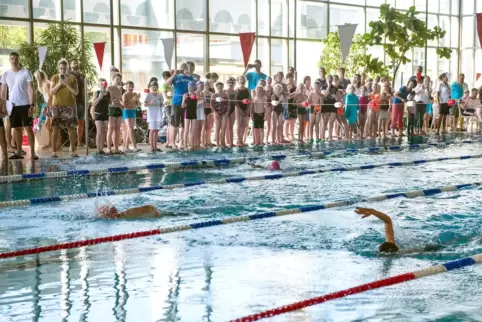 Wegen des Schwimmwettbewerbs am Sonntag im Hallenbad ist dort kein regulärer Badebetrieb möglich. 