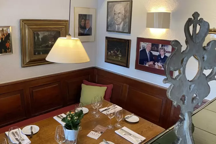 Im Deidesheimer Hof gibt es noch heute eine &bdquo;Kohl-Ecke&ldquo;. 