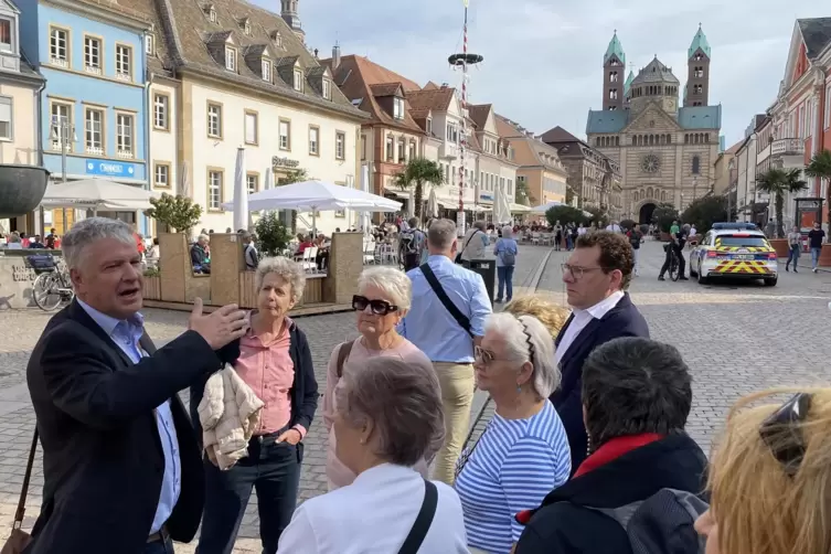  Historiker Theo Schwarzm&uuml;ller (links) erz&auml;hlt in der Speyerer Maximilianstra&szlig;e &uuml;ber Kohls Beziehung zum Speyerer Dom. 