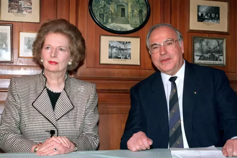 Margaret Thatcher mit Helmut Kohl in Deidesheim.