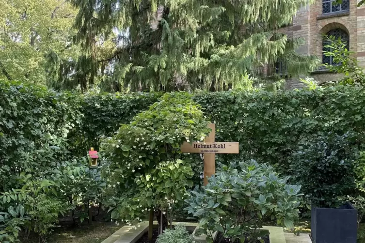 Das Grab des 2017 gestorbenen Altkanzlers im Speyerer Adenauerpark. 