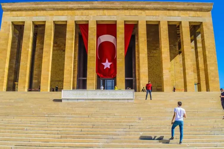 Anitkabir heißt das Mausoleum, in dem Republikgründer Mustafa Kemal Atatürk begraben liegt. Nicht nur zum Republiktag ist es für