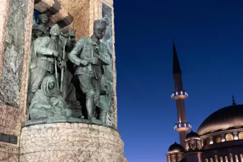 In unmittelbarer Nähe zu Atatürks Denkmal auf dem Taksim-Platz hat 2021 der amtierende türkische Präsident Recep Tayyip Erdogan 