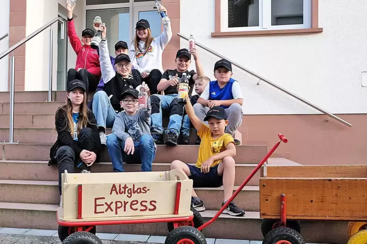 Die elf Kinder und Jugendlichen vom Altglasexpress Krähenberg haben beim Wettbewerb einer Landwirtschaftszeitschrift gewonnen.