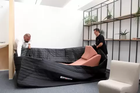 Und schwupps: In die bei Möbel Ehrmann entwickelten taschen passen komplette Liegen und Sofas. Carmelo d’ Alessandro (links) hat