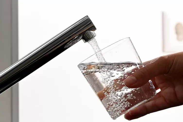 Das Wasser aus der Leitung ist trotz eines möglichen leichten Chlorgeruchs trinkbar. 