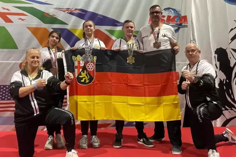 Medaillenflut: das Taekwondo Team Limburgerhof mit (von links) Trainerin Martina Meinel, Lena und Larissa Münch, Ole Fischer, Ma