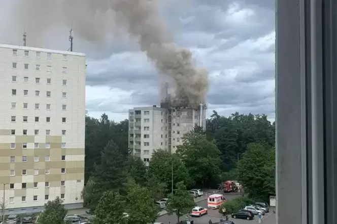 An einem Sonntagnachmittag im August war im Dachgeschoss des Hochhauses in der Berliner Straße 34 ein Feuer ausgebrochen. Alle B