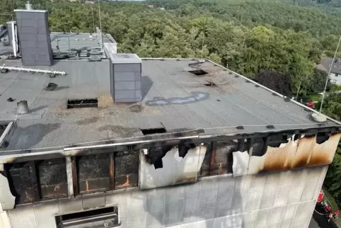 Beim Brand waren Asbestplatten abgeplatzt. Vor einer Freigabe des Gebäudes muss sichergestellt sein, dass nichts von oben runter