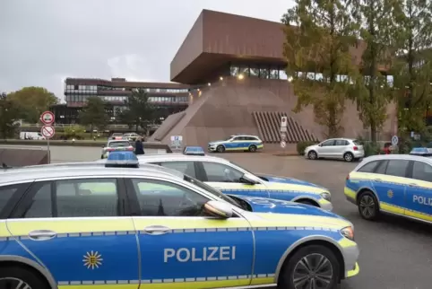 Die Polizei riegelte die Hochschule der Bundesagentur für Arbeit ab.