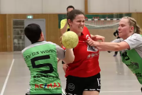 Die HSG (hier mit Anne Bechtel, Mitte) hat es schwer, sich durchzusetzen, hat in sieben Spielen erst einmal gewonnen.