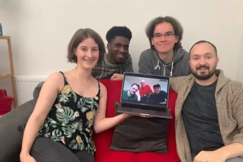 Teamwork: Die englische Filmcrew auf dem Sofa und die deutsche auf dem Schirm haben parallel produziert.