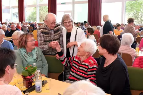Treffen alte Bekannte beim Seniorentag: Otto und Anna Haaf aus Berghausen (stehend in der Mitte).