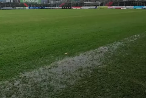 Ân einigen Stellen steht das Wasser auf dem Rasen im Pirmasenser Framas-Stadion. 