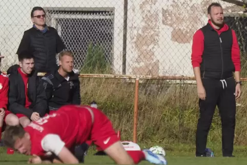 In der Beobachterrolle: Schönenbergs Co-Trainer Daniel Rensch (rechts). 