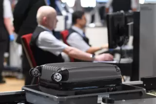 Sicherheitskontrolle am Flughafen: Die Mitbewohnerin unseres Kolumnisten wird danach konsequent rausgewunken. 
