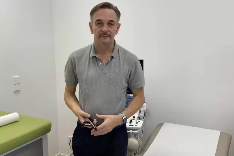 Marc Schlez in seiner Kinderarztpraxis.