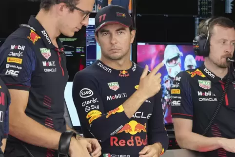 Sergio Perez (Mitte) muss trotz des aktuell zweiten Platzes um sein Red-Bull-Cockpit fürchten. 
