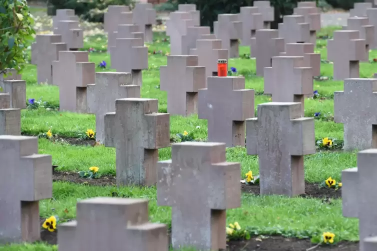 Um die Gräber Tausender Kriegstoter zu pflegen, ist die Kriegsgräberfürsorge auf Spenden angewiesen