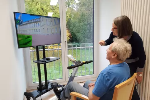 Am liebsten fährt Karl G. durch Karlsruhe. Sabine Thorneman erklärt ihm eine der Funktionen des Bike Labyrinths.
