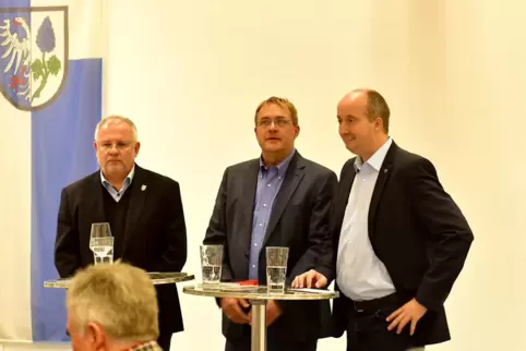 Landrat Ihlenfeld (links) und Landtagsabgeordneter Markus Wolf (rechts) stehen Thomas Jaworek beim Wahlkampf im Bürgerhaus in Er